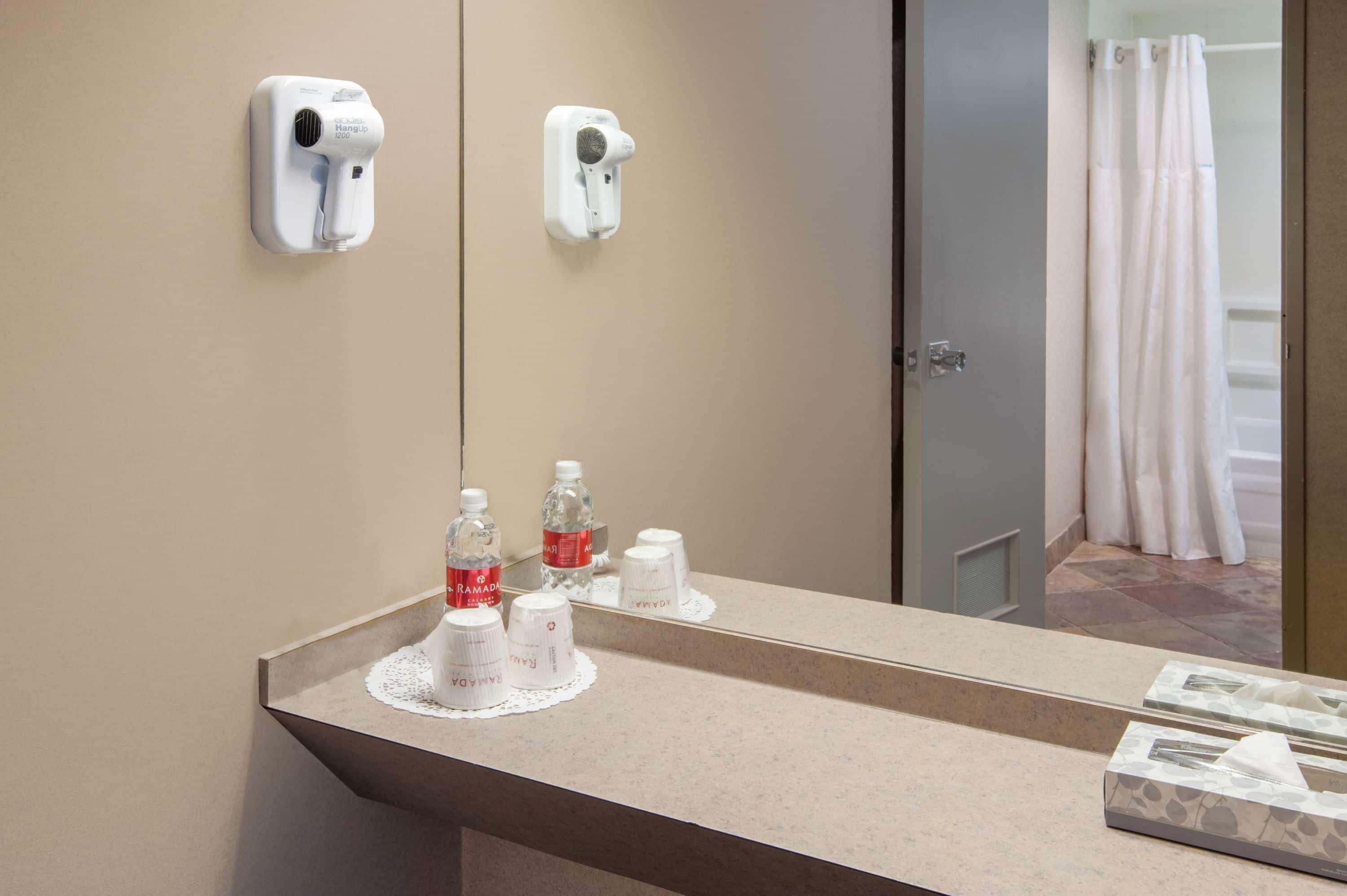 Ramada Plaza By Wyndham Calgary Downtown Hotel Ngoại thất bức ảnh
