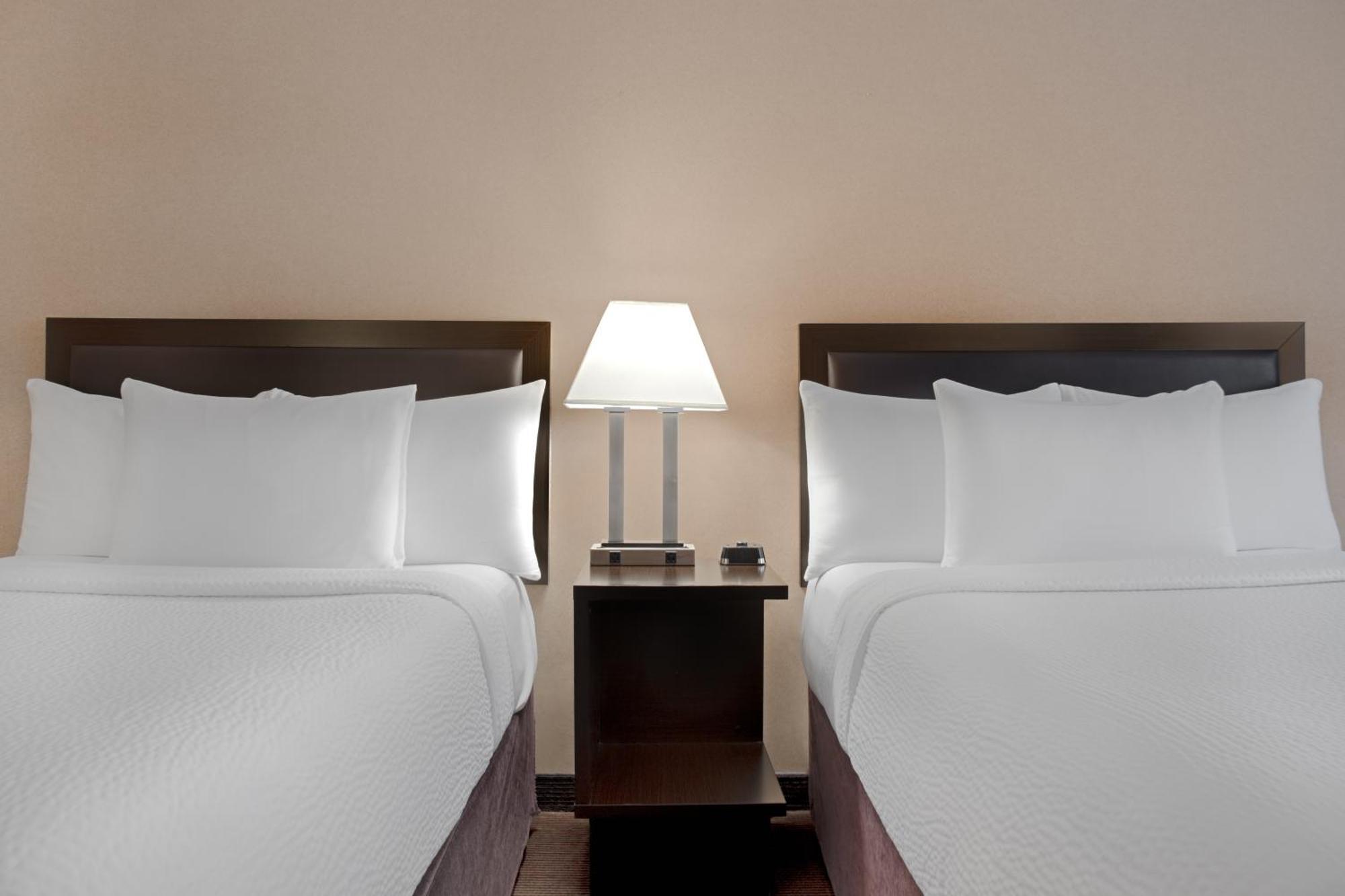 Ramada Plaza By Wyndham Calgary Downtown Hotel Ngoại thất bức ảnh