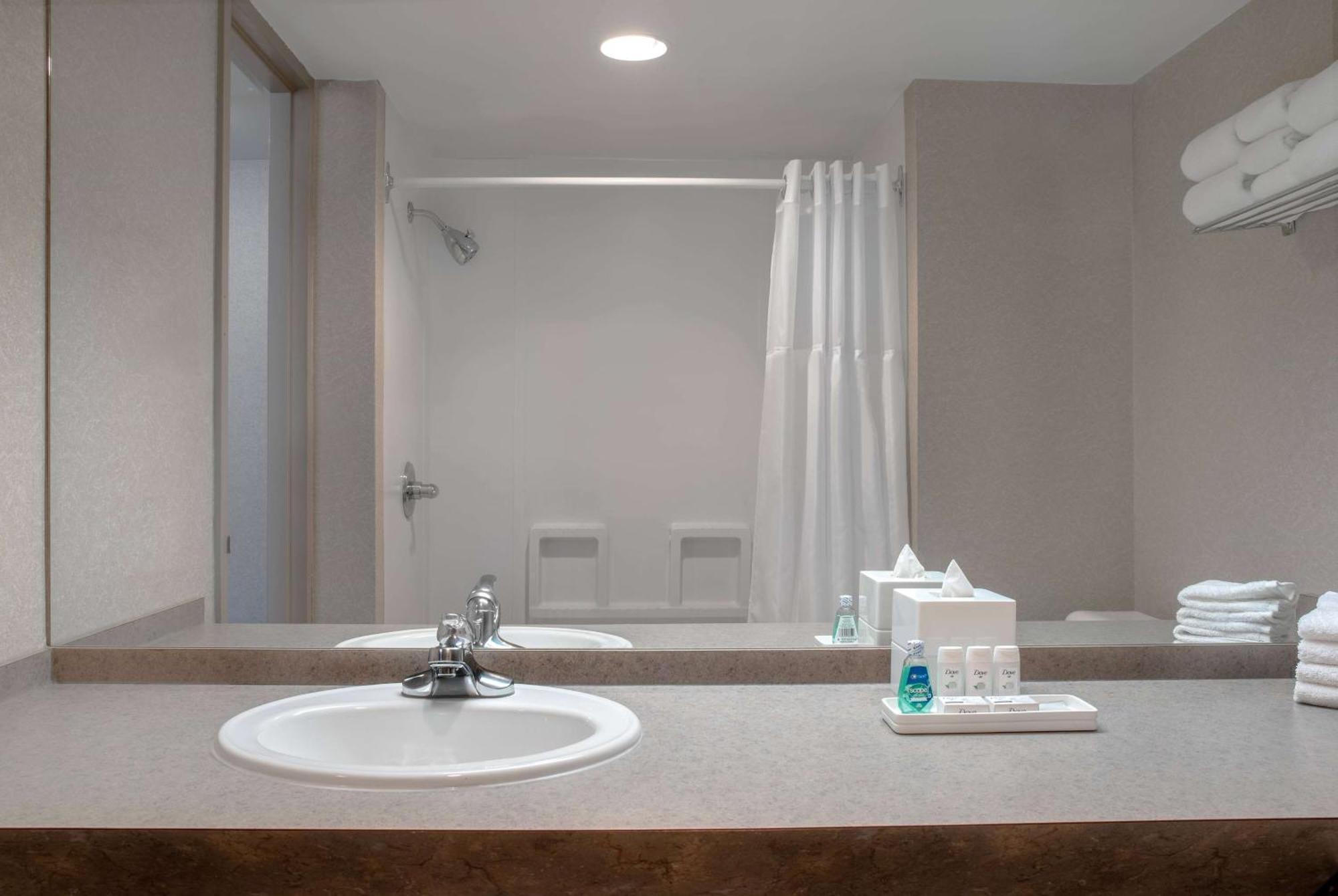 Ramada Plaza By Wyndham Calgary Downtown Hotel Ngoại thất bức ảnh