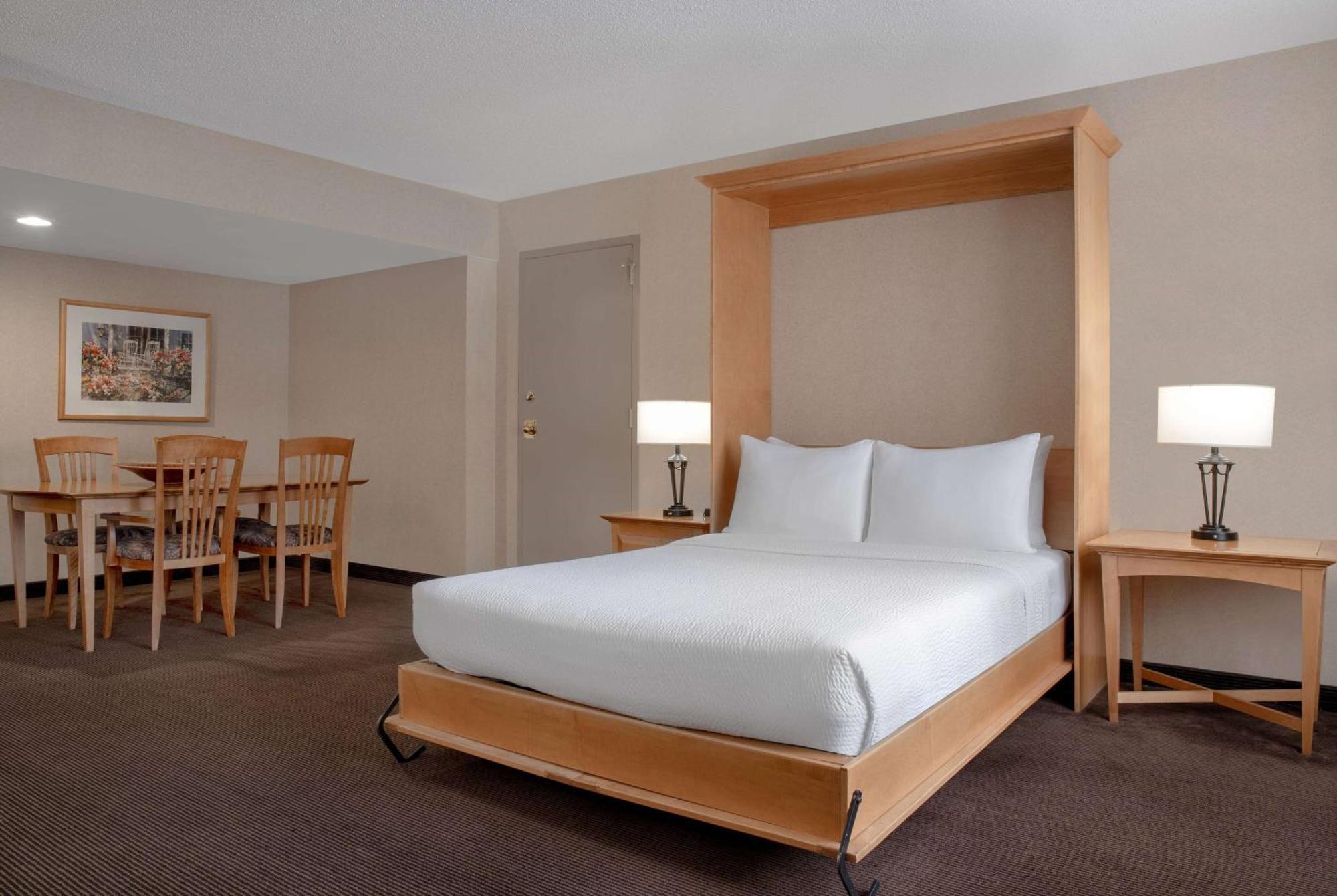 Ramada Plaza By Wyndham Calgary Downtown Hotel Ngoại thất bức ảnh